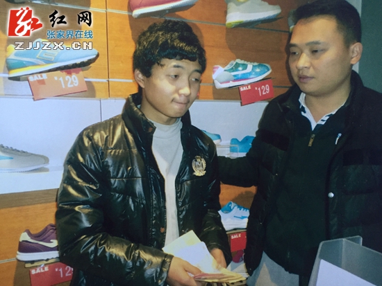 “工人爸爸”低调资助贫困学子 称那么想就那样做了!