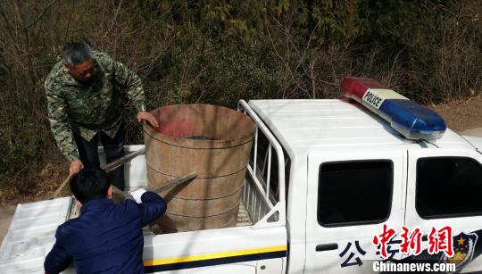 图为巫师施法驱鬼魂的道具被警方带走。 苗志勇摄