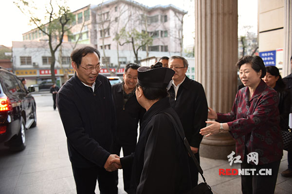 湖南省政协副主席孙建国与委员握手话别。