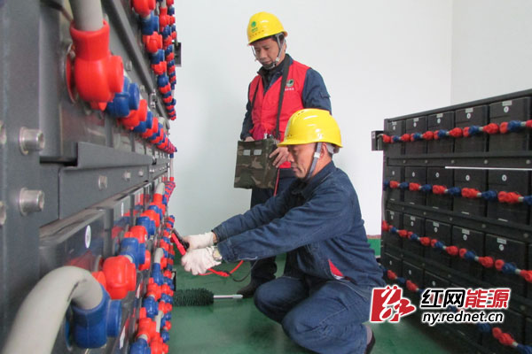 工作人员正对变电站内蓄电池进行内阻测试