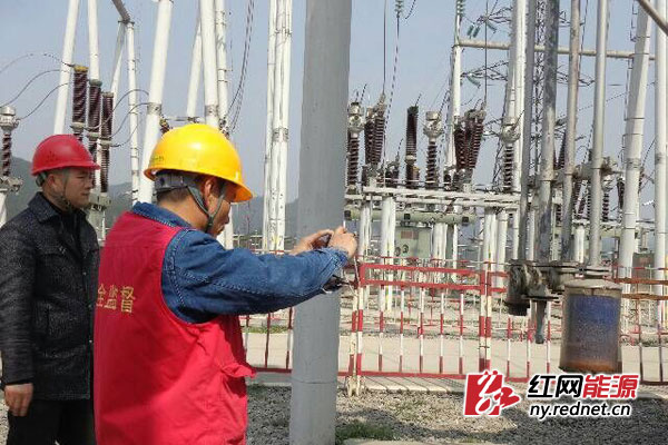 2月29日，永顺县110千伏灵溪变的变电场内，工作人员正对设备进行“体检”，