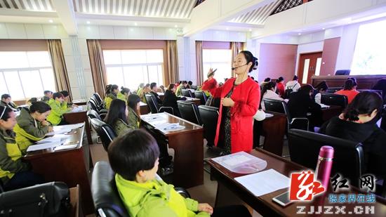 张家界黄龙洞景区300员工分批集中“加油”