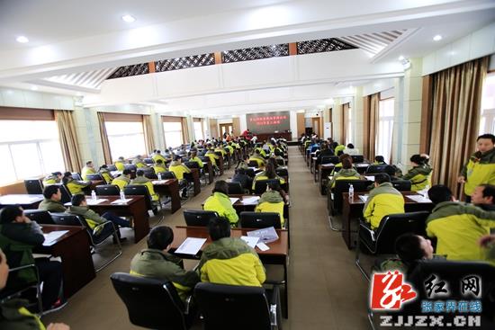 张家界黄龙洞景区300员工分批集中“加油”