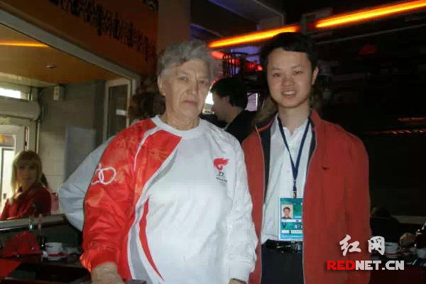 赵斌（右）与俄罗斯第一棒、世界第一位女宇航员瓦莲金娜·捷列什科娃（左）。