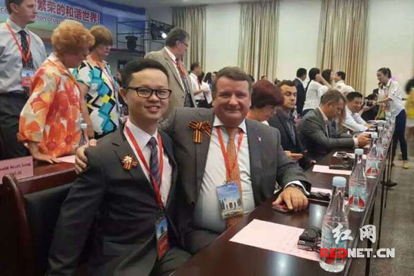芷江国际和平文化节上，赵斌（左）与列宁格勒州议员(右)。