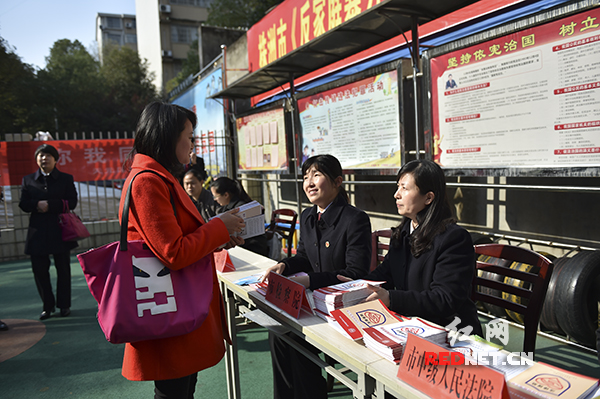 3月1日上午,株洲市检察院进社区开展“反家暴法”法治宣传活动,向市民提供法律咨询服务。