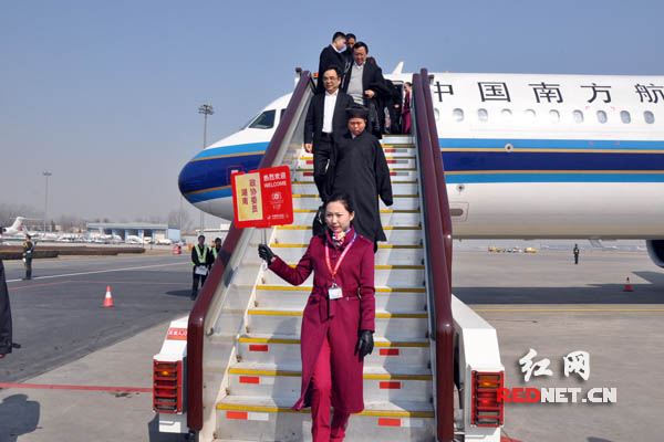 3月1日上午，部分在湘全国政协委员抵达北京。