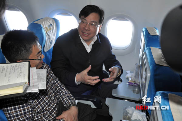 全国政协委员张健（右）在飞机上热议全面深化医疗体制改革。