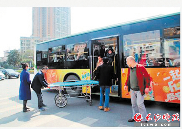 公交车司机将车开到医院门口，并推来担架车。读者张先生供图