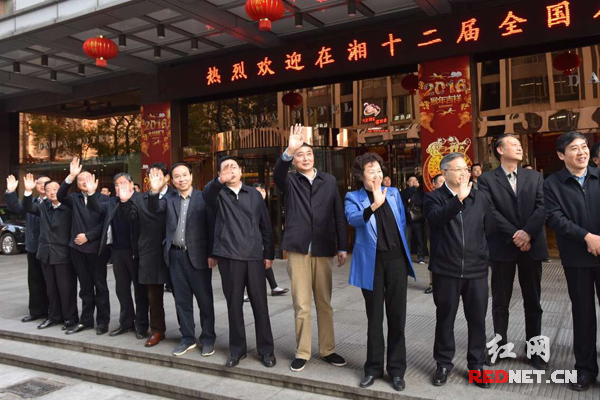 今天上午，在湘全国人大代表启程赴京，前来送行的省领导向代表们挥手告别。