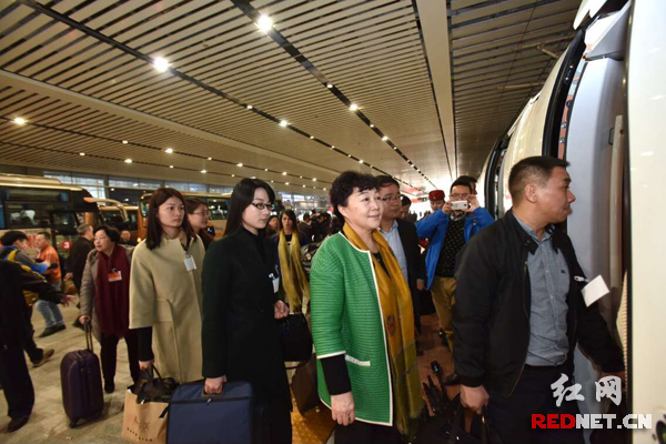 全国人大代表们肩负湖南人民的重托，踏上开往北京的列车。