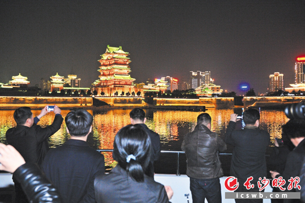 2月29日晚，长沙、武汉、合肥代表团正在考察南昌一江两岸景观照明提质改造工程。 长沙晚报记者 邹麟 摄