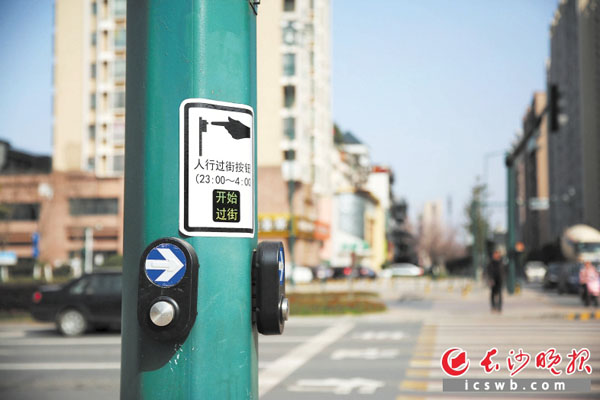 在星沙大道与特立路交会处,信号灯的柱子上装有“人行过街按钮”,行人可以手动控制。长沙晚报通讯员 曾诗怡 摄