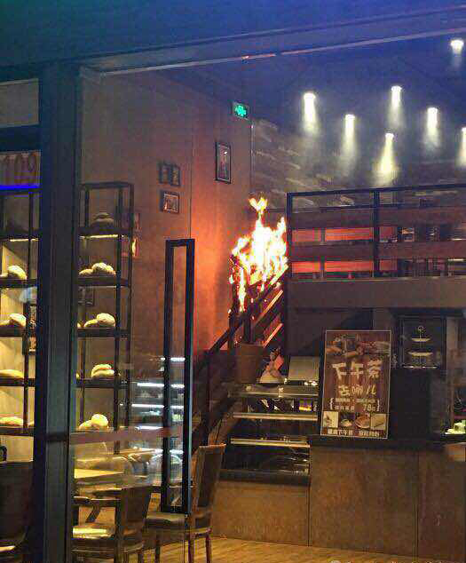 目击者在网上贴出的照片，并称为事发现场图