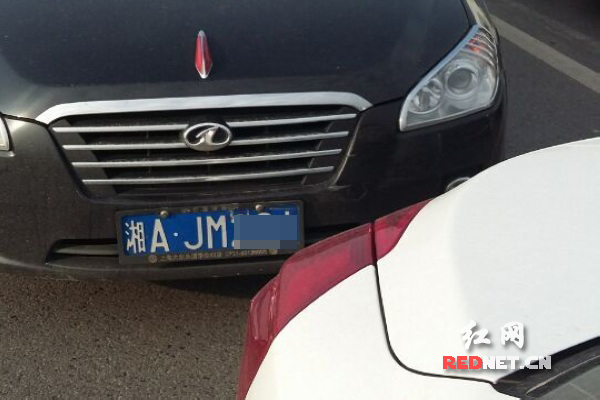 2月26日，吴先生的白色小车被黑色小车追尾。