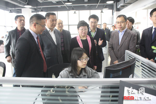 领导一行在视察创客90。