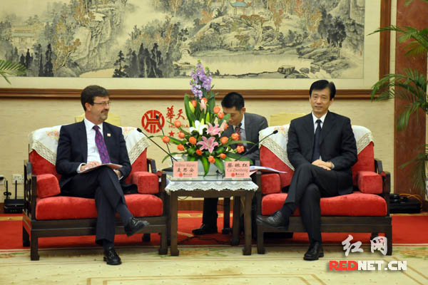 湖南省副省长蔡振红(右)在长沙会见英国驻广州总领事馆副总领事麦思安（左）