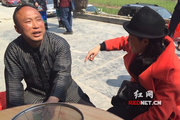 3月2日，保靖县吕洞山镇夯沙村，40岁的苗族汉子石元祖（左）说起扶贫队到来前后的生活变化，激动地眼泪都下来了。