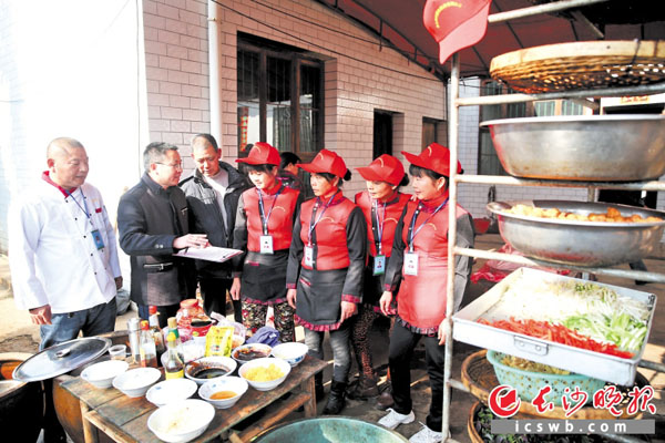 从服装配备到形象设计,从证件审查到食安培训,长沙农村集体聚餐服务队伍在向正规军看齐。 长沙晚报通讯员 盛磊 摄