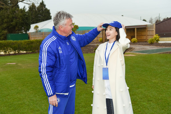 希丁克（Guus-Hiddink）为王丽坤戴帽子