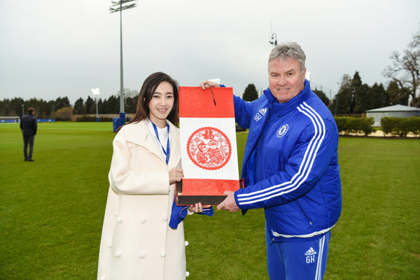 王丽坤赠送切尔西球队Chelsea-Football-Club中国特色礼物“金猴报喜剪纸”预祝切尔西欧冠英超勇往直前