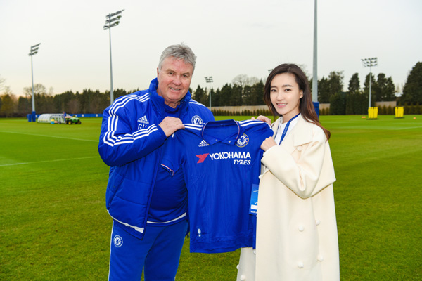 希丁克（Guus-Hiddink）代表球队送王丽坤威廉签名球衣