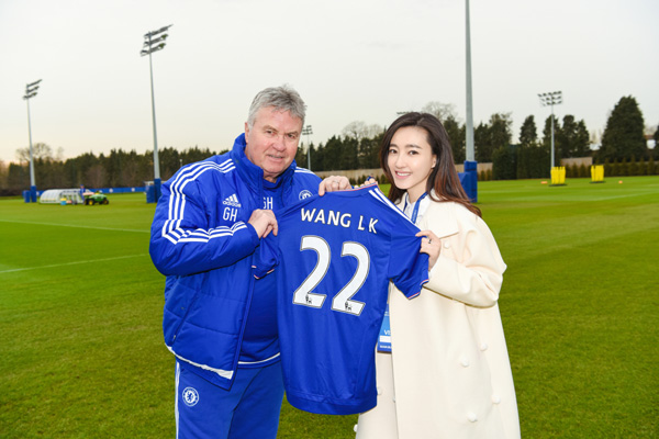 希丁克（Guus-Hiddink）代表赠送带有Wang-LK字样的球衣