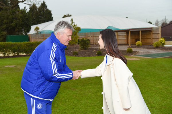 希丁克（Guus-Hiddink）在科巴姆训练基地接待王丽坤