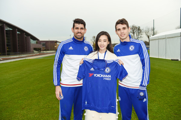 与科斯塔（Diego-da-Silva-Costa）和奥斯卡（Oscar-dos-Santos-Emboaba-Júnior）合影