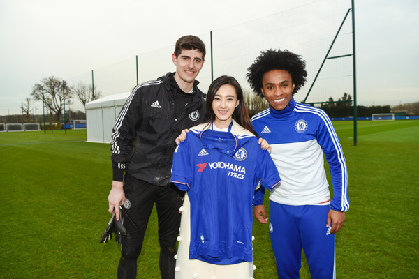 与门将库尔图瓦（Thibaut-Courtois）和威廉（Willian-Borges-da-Silva）晒球衣合影