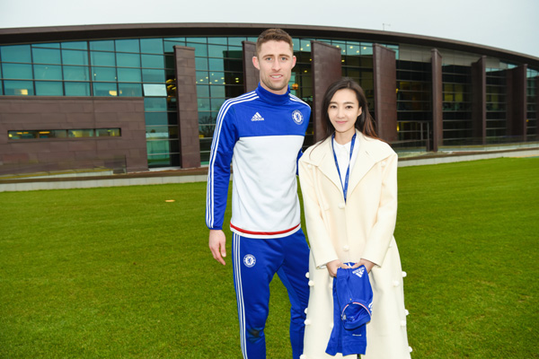 与卡希尔（Gary-Cahill）合影