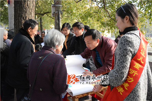 发放宣传资料