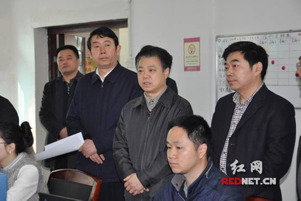 盛荣华(中）在岳阳市网管中心了解新媒体平台建设和网络监管情况（摄影范向辉）。