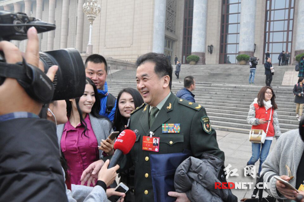 委员黄宏在会后接受记者采访。