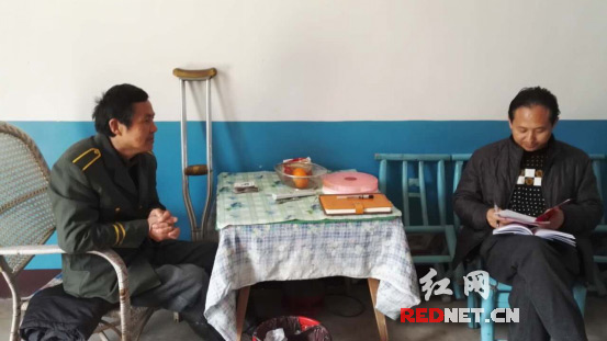 新关镇水管站站长陈昌龙正在对帮扶对象的实际情况进行记录。