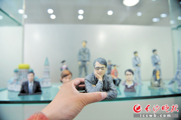 对人物扫描后，利用3D打印技术打印制作出来的人像。