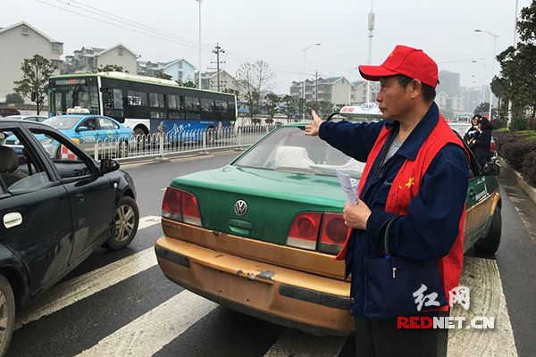 刘嗲在汽车南站过渡站疏导交通