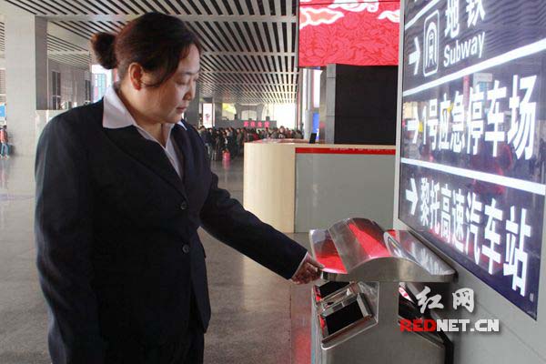 小到一个垃圾箱，陈建波都要查看是否整洁。