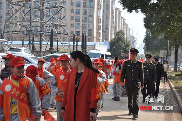 4日下午，砂子塘吉联小学学生在老师、家长及城管人员带领下展开学雷锋活动。