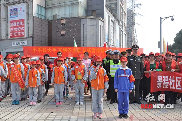 师生、家长、交警、城管、社区志愿者一起“手拉手”引导大家文明出行。