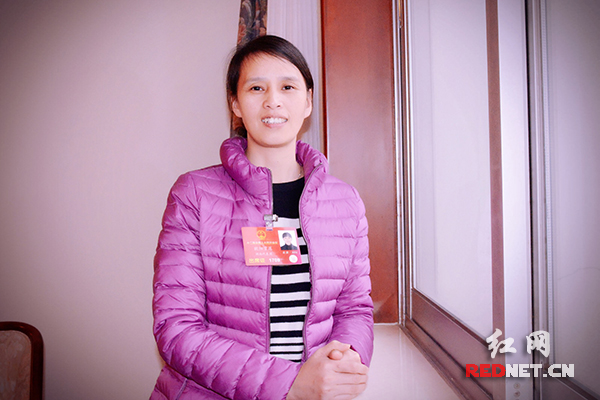 全国人大代表、来自湖南衡阳的超市女主管欧阳赏莲建议，加大农村基础教育的投入，还留守儿童一个健康的童年。