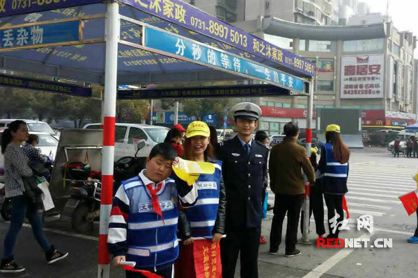 小学教师与交警互换角色。