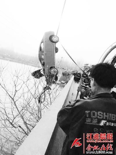 男子开车不慎冲入水库逃出 妻子随车沉底身亡