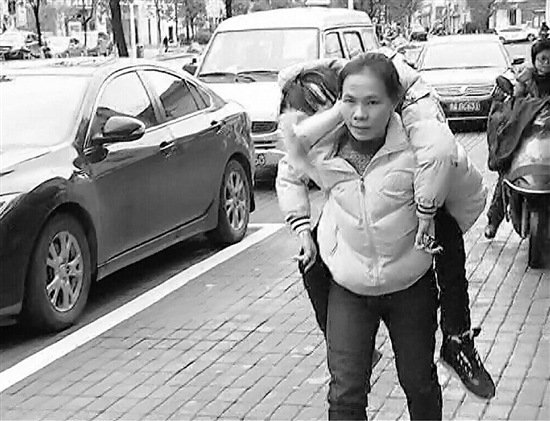 瘦小妈妈背患病女儿上学8年踏过65万个台阶（图）
