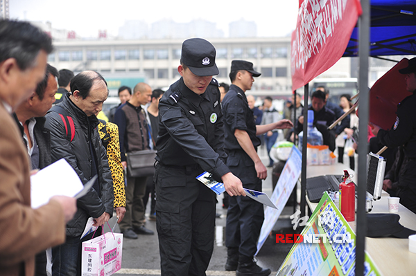 长沙市公安局第二特警大队民警为市民讲解反恐知识。