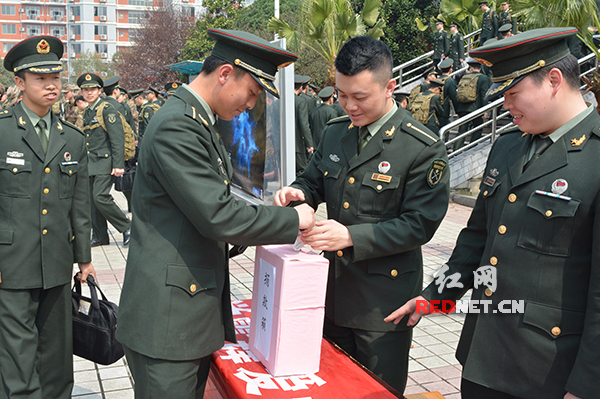 国防科技大学学员在校园为贫困山区学校募捐。