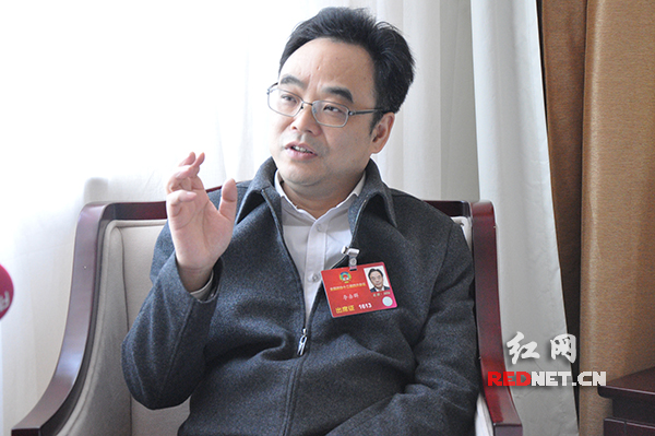 （全国政协委员、湖南省食品药品监督管理局副局长李赤群。