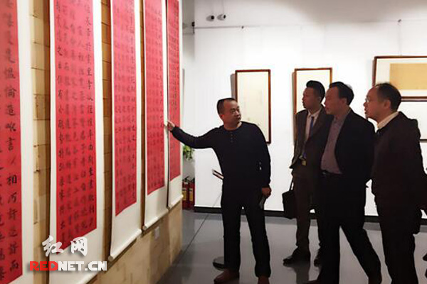 展出的曹隽平书法作品飘逸秀美，充满灵性，与同时展出的古代名人墨迹，皆受到社会各界关注。