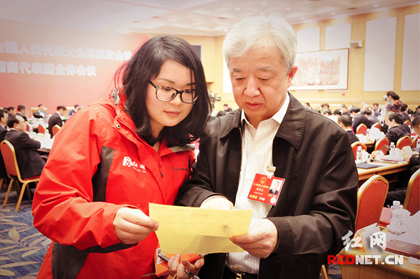 全国人大代表、湖南省经信委主任谢超英右接受记者采访。
