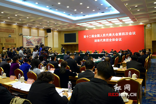 3月5日下午，湖南代表团在驻地举行第二次全体会议，审议政府工作报告。